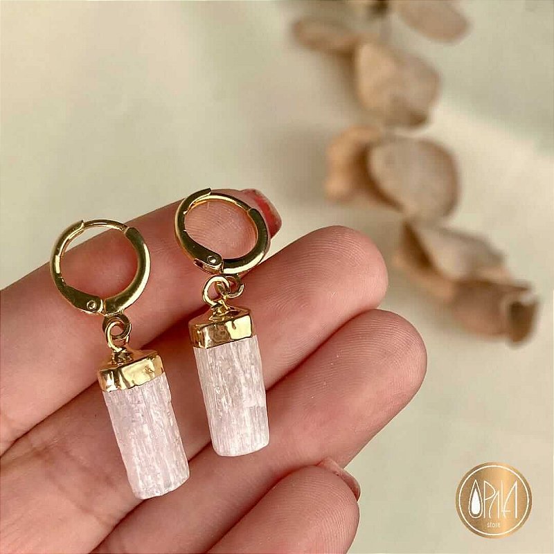 Par de brincos argolinha Selenita dourado em close, cristal natural acetinado, Opala Store
