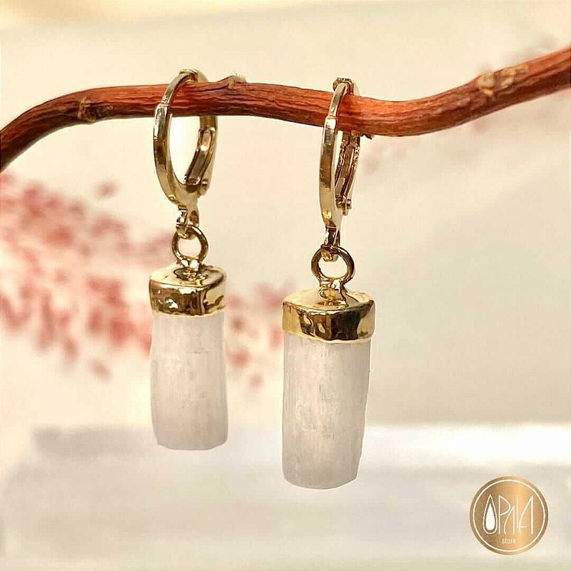 Brinco Argolinha Selenita Dourado, cristal natural e metal com banho de ródio dourado, 3,5 cm, artesanal, Opala Store