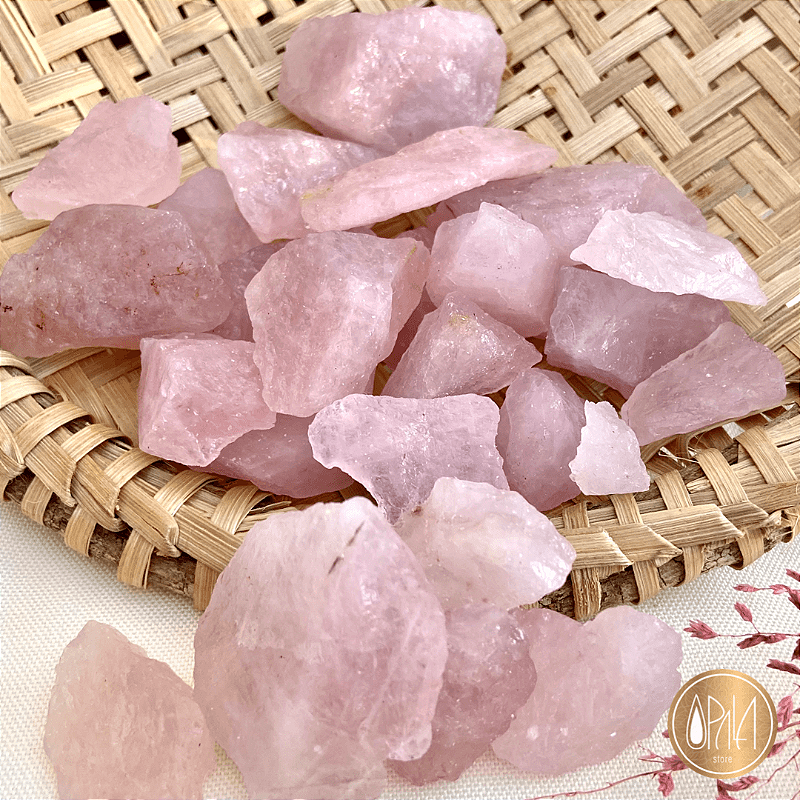 Quartzo Rosa Bruto Opala Store (5-7 cm), cristal natural rosa com superfície bruta para bem-estar pessoal, detalhe em fundo branco