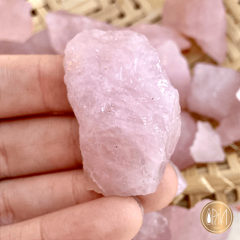 Quartzo Rosa Bruto Opala Store em contexto de uso, pedra natural rosa sobre superfície neutra