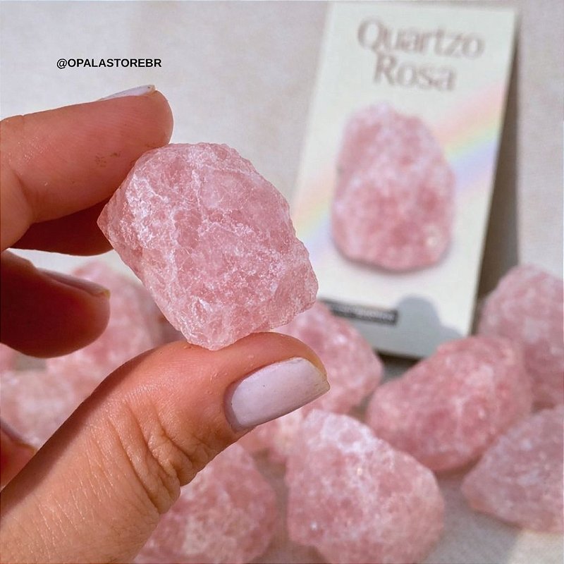 Quartzo Rosa Bruto Opala Store, cristal natural rosa com superfície irregular e acabamento bruto, foto frontal em fundo claro