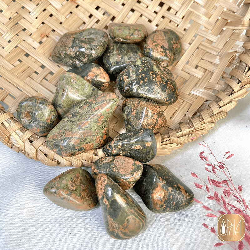 Pedra natural Unakita G rolada, aproximadamente 5 a 7 cm, tons verdes e rosas, acabamento liso arredondado, Opala Store