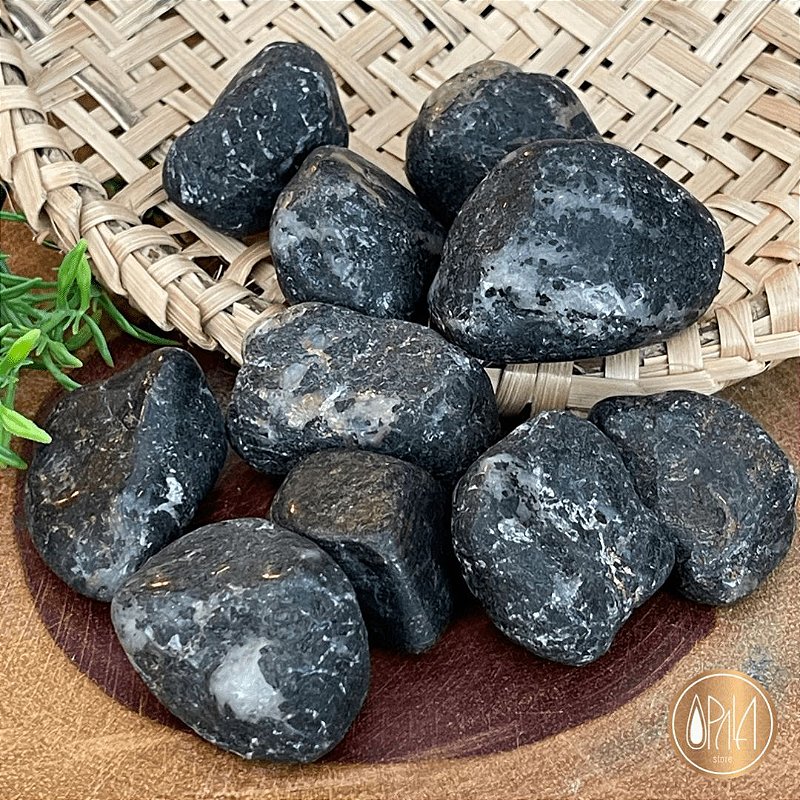 Turmalina Negra Rolada natural preta acabamento polido cristal Opala Store, fundo claro, tamanho 2 cm a 4 cm