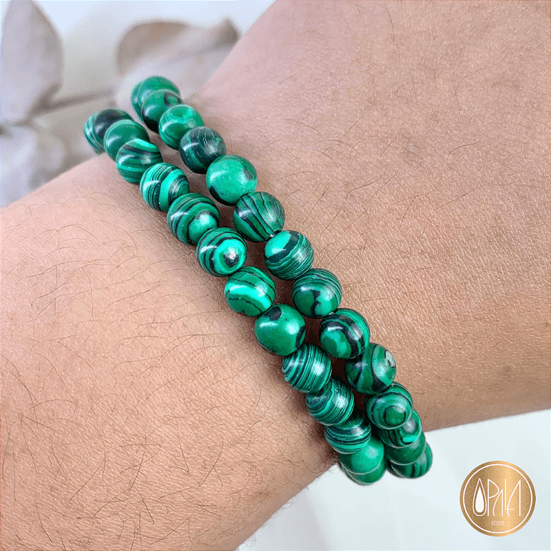 Pulseira Malaquita 6mm Opala Store, esferas verdes em fio de silicone duplo, cristal natural reconstituído, fundo claro