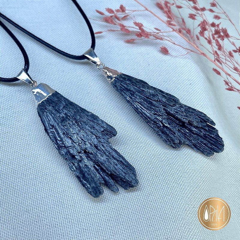 Pingente Cianita Negra Vassoura de Bruxa Opala Store, metal com banho de ródio prateado, pedra natural bruta, cordão preto