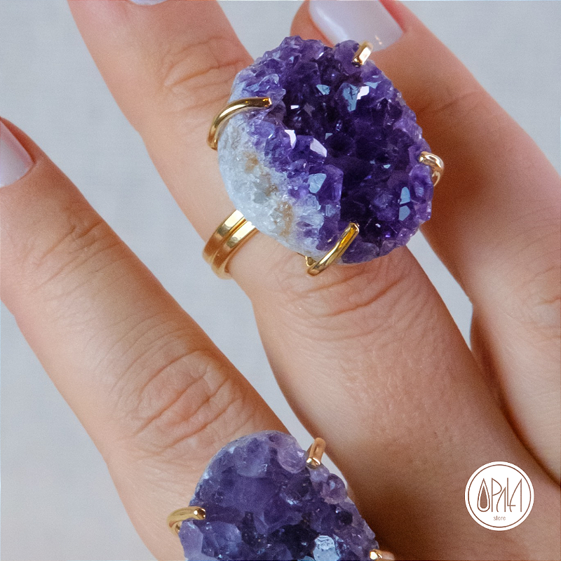Anel Drusa Ametista Banhado em Ouro, cristal natural violeta com aro dourado regulável, Opala Store