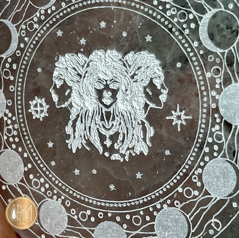 Detalhe da Placa de Selenita, cristal natural, acabamento artesanal — Opala Store