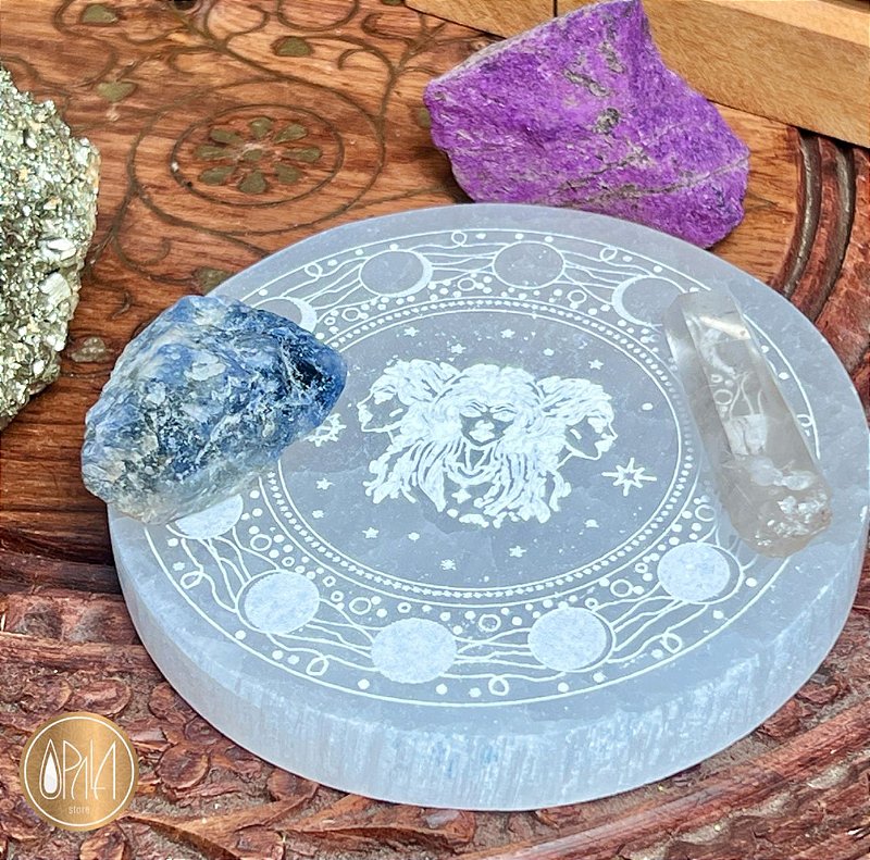 Placa de Selenita Hécate sobre superfície de altar, cristal natural, ambiente ritualístico — Opala Store