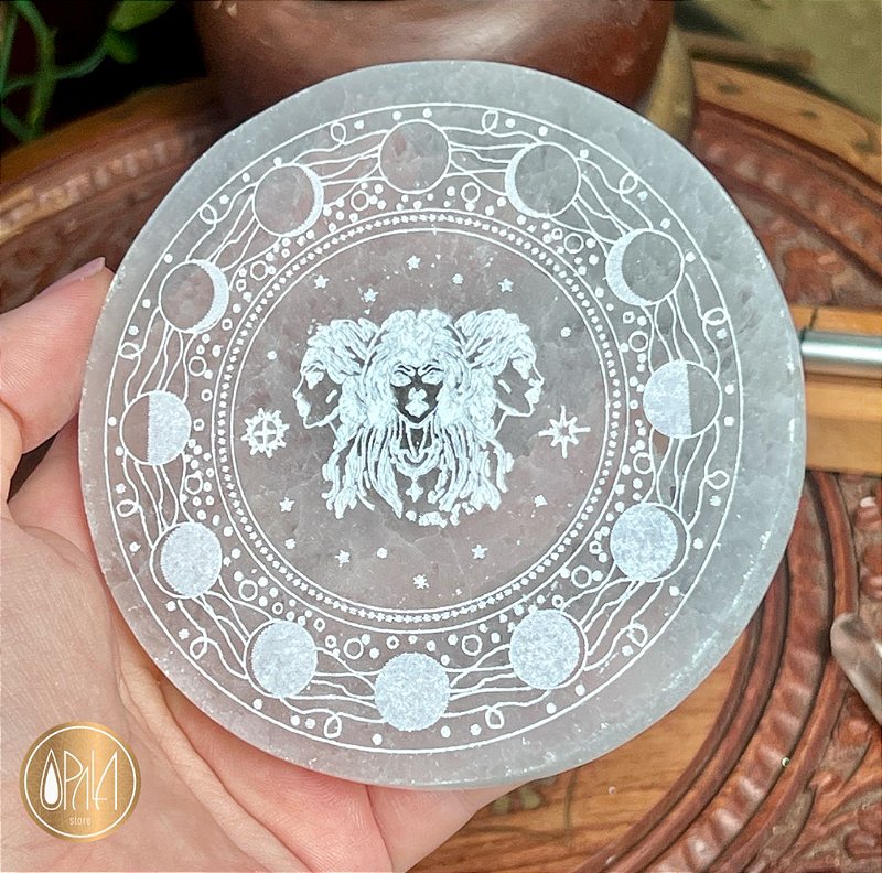 Placa de Selenita Hécate Deusa Tríplice, cristal natural, 10 cm — Opala Store