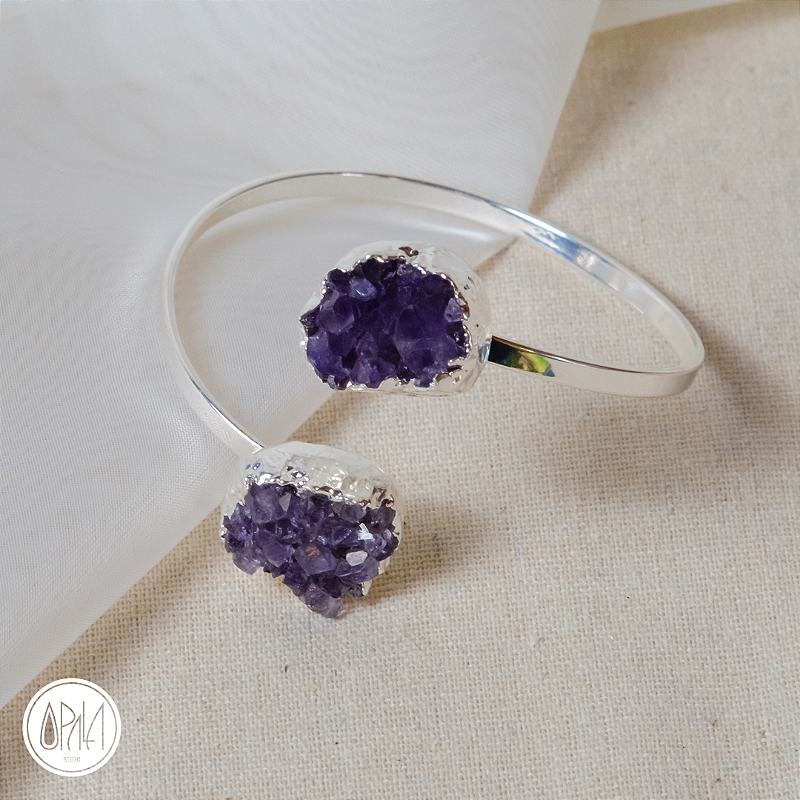 Detalhe da drusa de ametista natural em bracelete prateado, textura bruta e tom lilás, Opala Store
