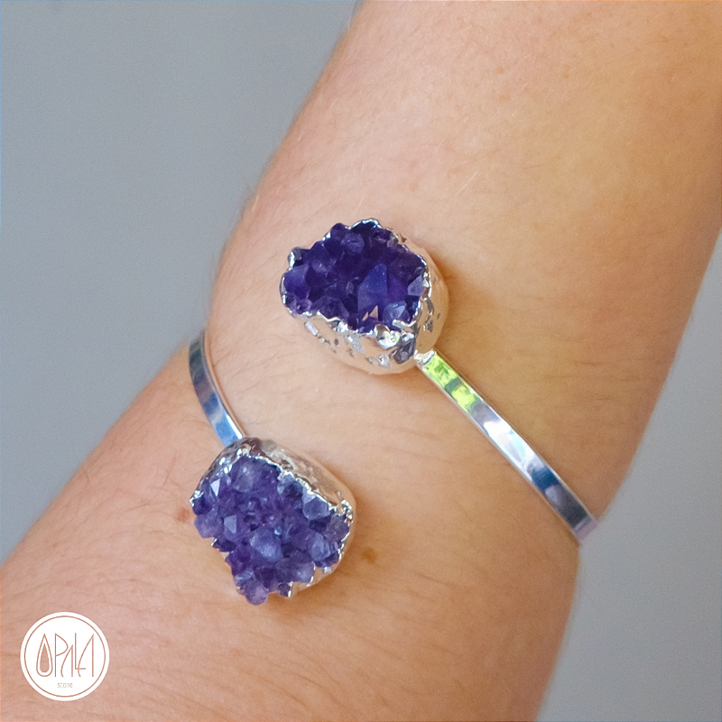 Bracelete Drusa Ametista banhado em prata e ródio, cristal natural roxo, acabamento prateado, Opala Store