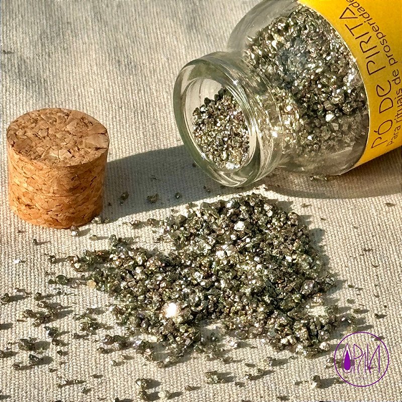 Pó de pirita dourado metálico em destaque, textura granular fina, Opala Store