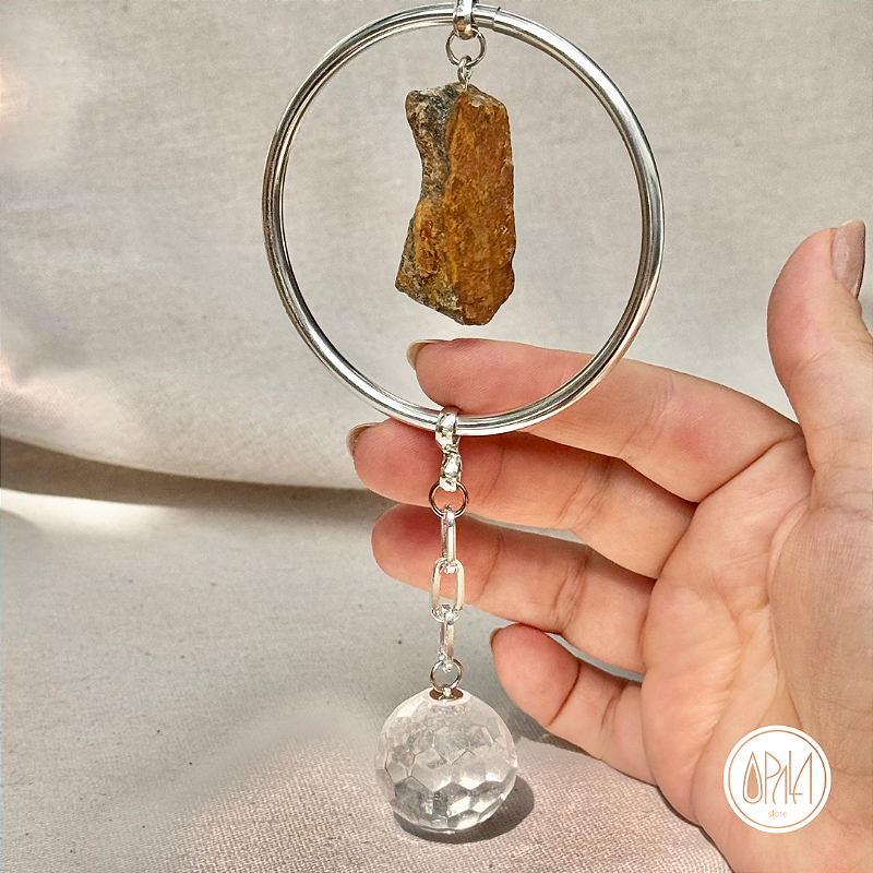 Detalhe dos cristais naturais do Móbile da Prosperidade Prateado em estrutura de alumínio — Opala Store