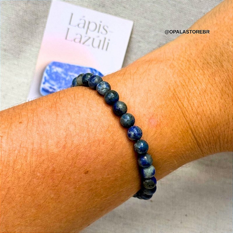 Detalhe das esferas azuis de Lápis Lazúli Natural 6mm, pulseira Opala Store em uso no pulso
