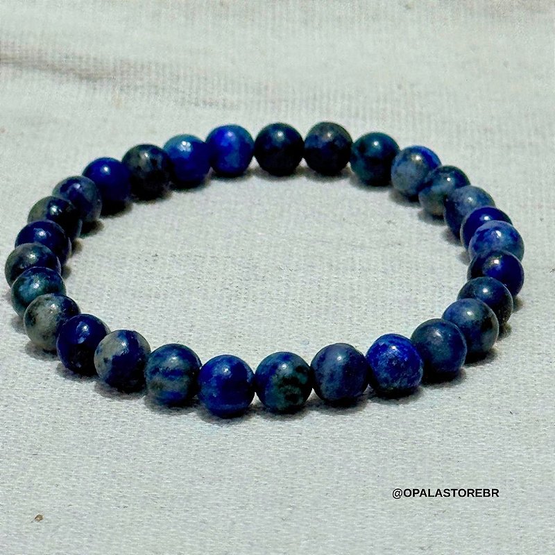 Detalhe do fio de silicone duplo da Pulseira de Lápis Lazúli Natural, esferas azuis alinhadas, Opala Store