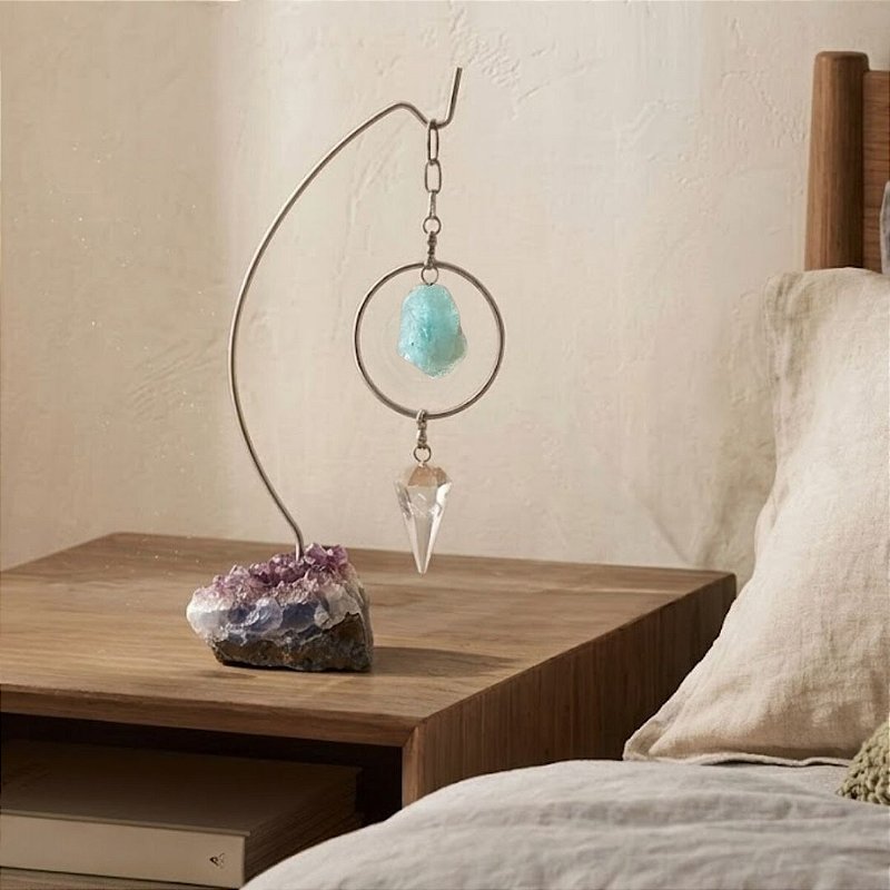Base de drusa de ametista natural roxa sustentando pendente decorativo em ambiente doméstico — Opala Store