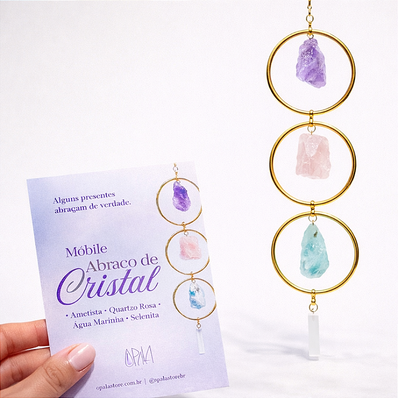 Detalhe dos cristais naturais Ametista e Quartzo Rosa do Móbile Abraço de Cristal Dourado — Opala Store
