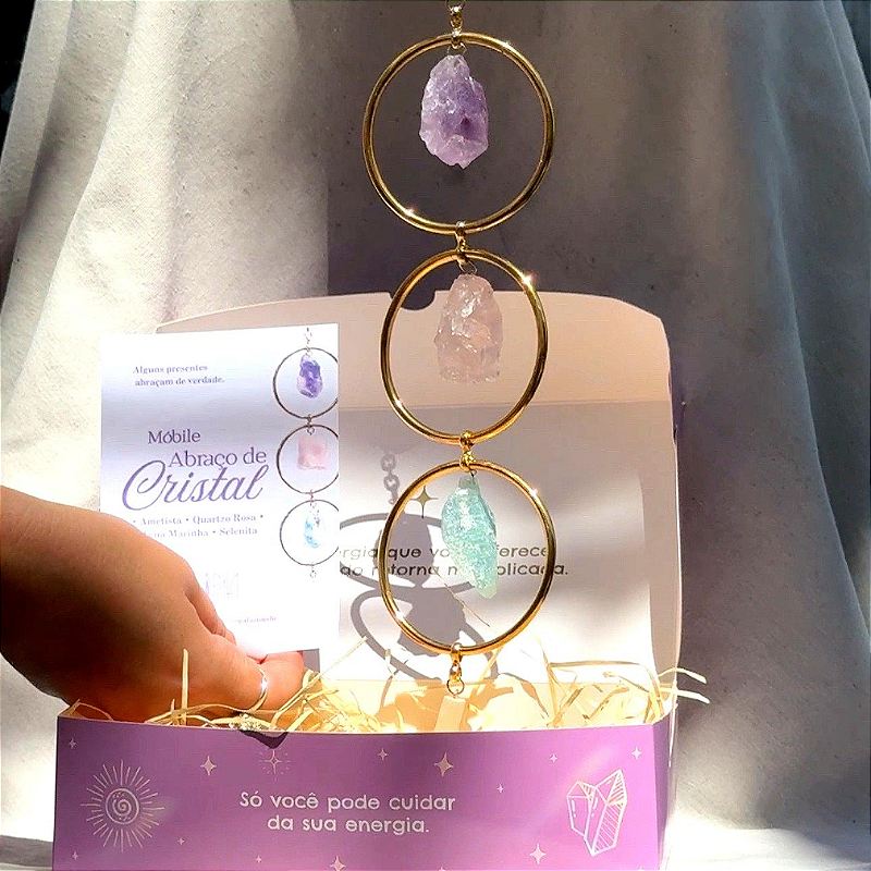 Móbile Abraço de Cristal Dourado em ambiente decorado, com Água Marinha e Selenita suspensos — Opala Store