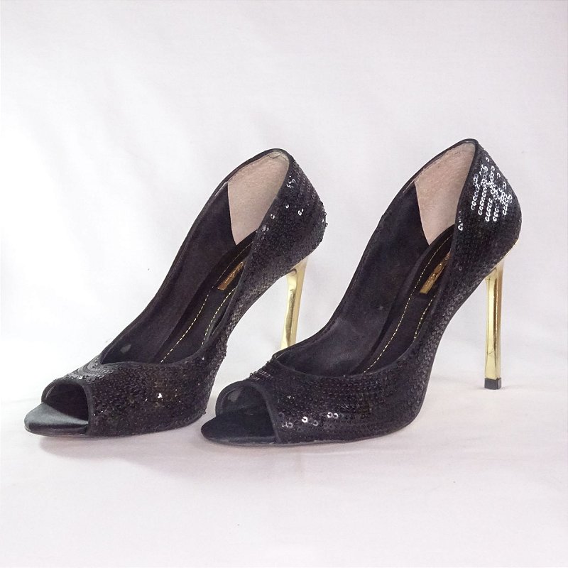 scarpin preto salto dourado