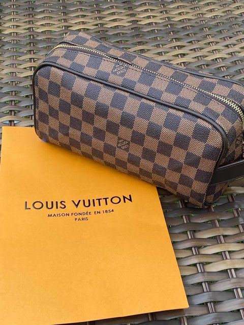Necessaire Louis Vuitton Monogram Bolsa Necessaire Couro LV