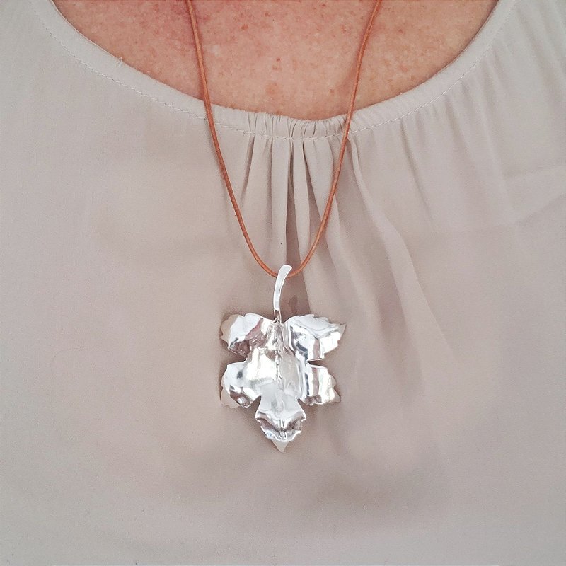 Pingente folha com cordão couro