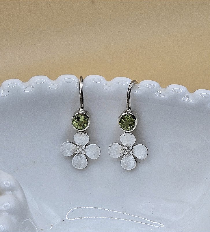 Brinco Hortênsia gancho com pedra peridoto