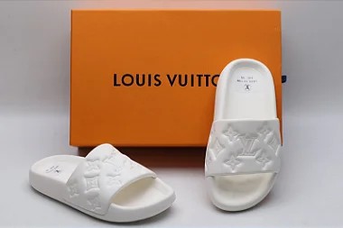 Chinelo Louis Vuitton Waterfront White - LLebu: A melhor experiência de  Luxo online do mundo!