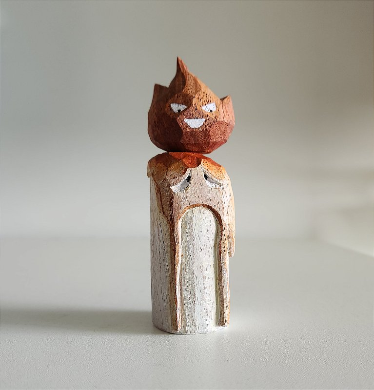 uma vela com um rostinho