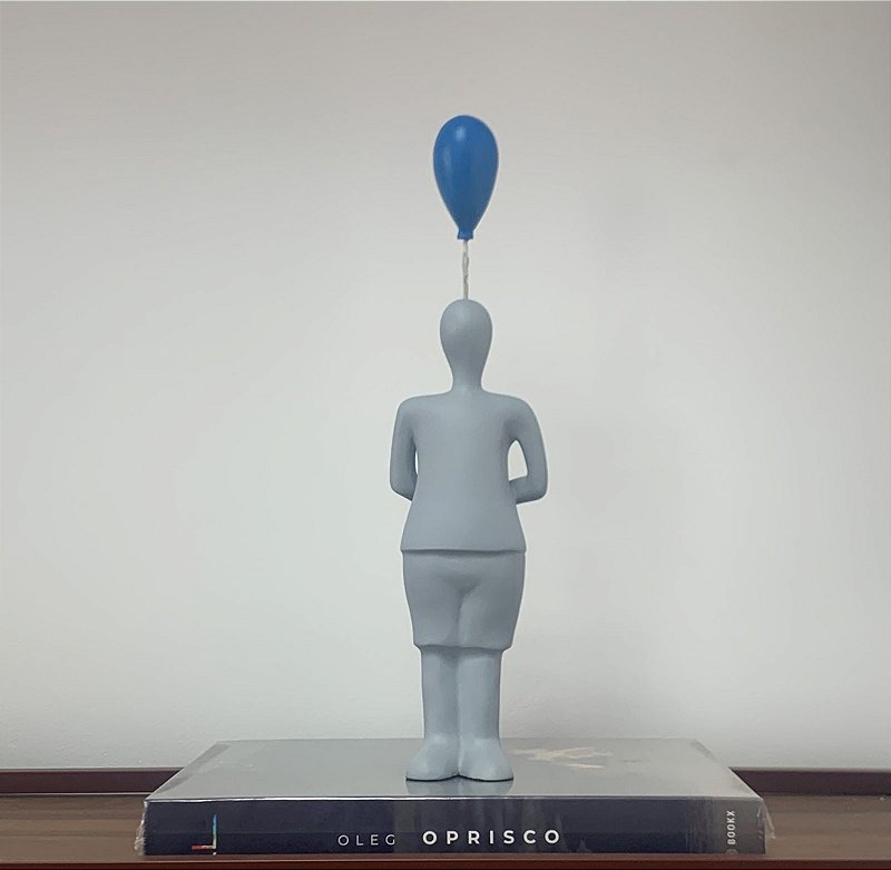 Escultura Menino Escondendo Balão Azul