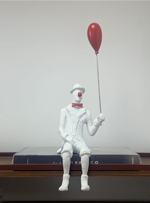 Escultura Palhaço Sentado com Balão Vermelho