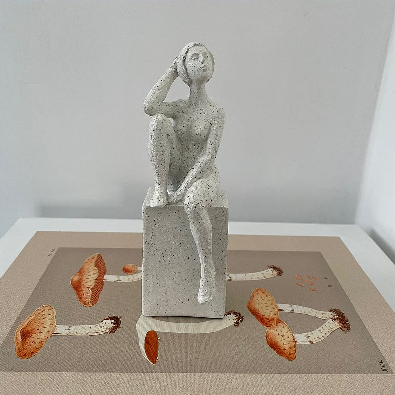 Escultura Mulher Sentada