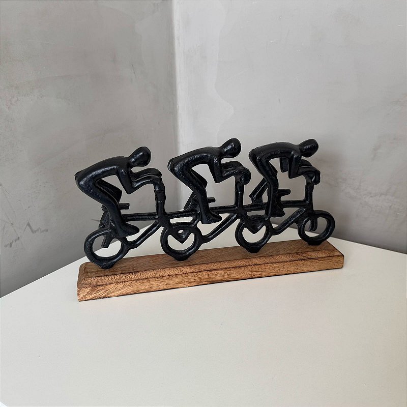 Escultura Ciclistas Metal e Madeira