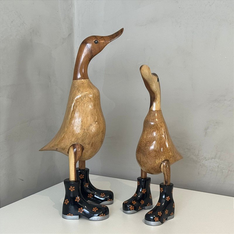 Pato de Botas Pretas com Flores