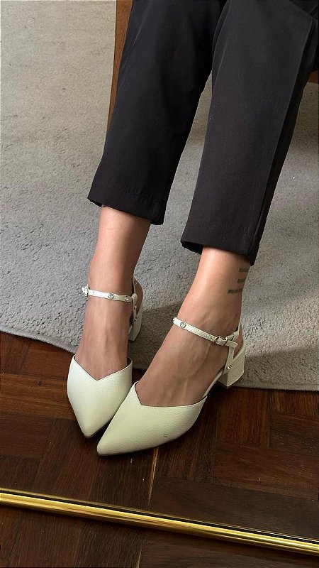 FLAT BROOKS OFF WHITE COM DETALHE STRASS