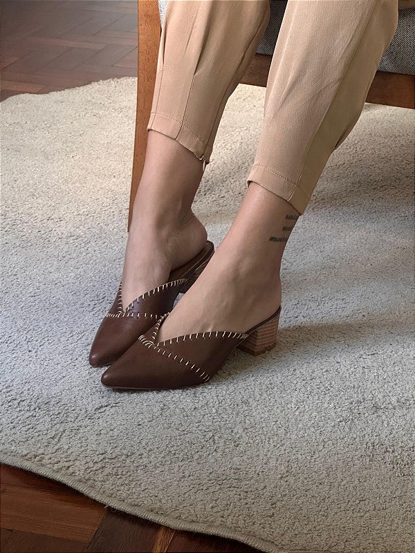 MULE VICTORIA CAFÉ COSTURA MANUAL