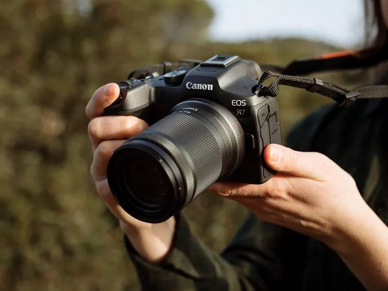 Canon R7 com Lente RF-S 18-150mm IS STM - Compact Câmeras