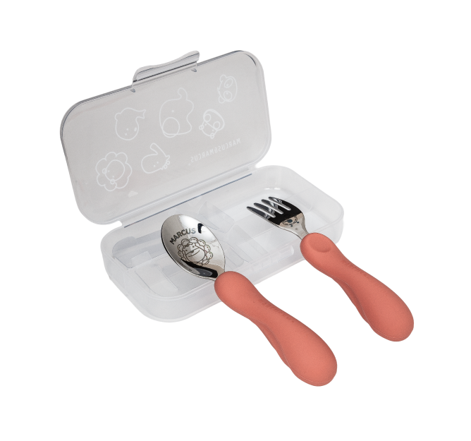 Jogo de Colher e Garfo Anatômico Coral com Case - Marcus & Marcus