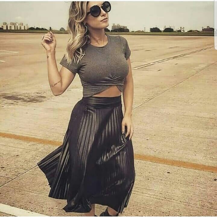saia plissada com camiseta