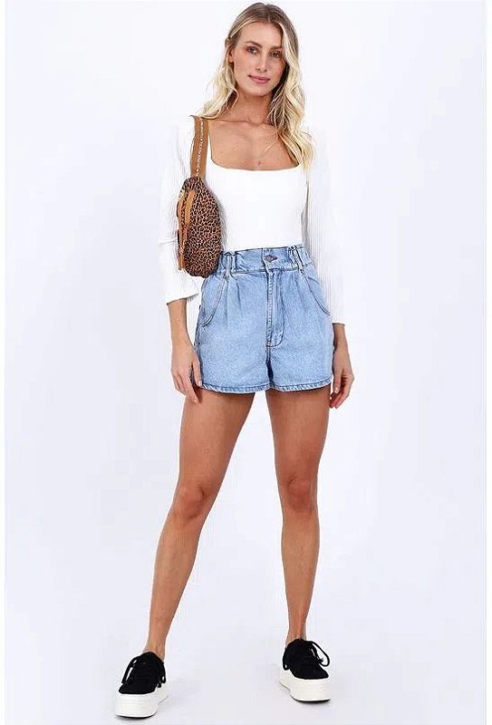 white paper bolsa shorts outfit