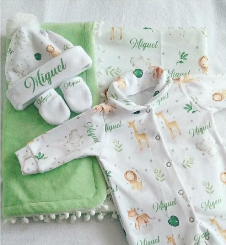 Enxoval bebê personalizado com manta ,macacão ,touca e luvinha - Cativar  Personalizados