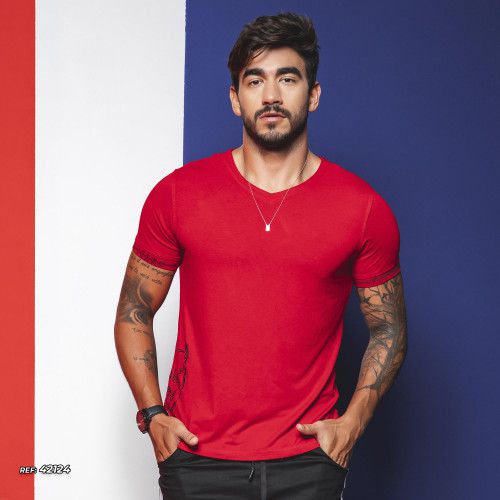 Camiseta masculina vermelha gola V e logomania nas mangas - Recortes