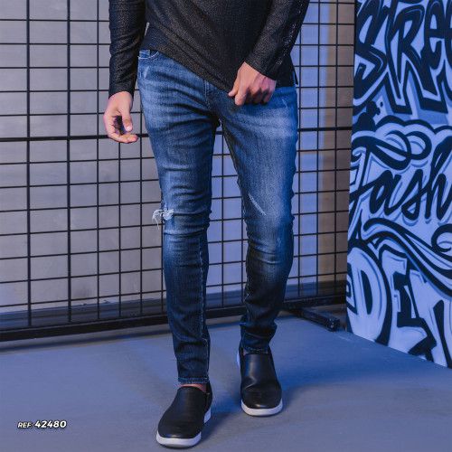 Calça jeans masculina slim com detalhes puídos - Recortes