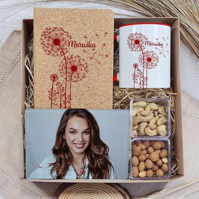 Kit de Aniversário Personalizado | Porta-Retrato Personalizado + Moleskine de Cortiça Personalizado + Caneca de Cerâmica + Snacks
