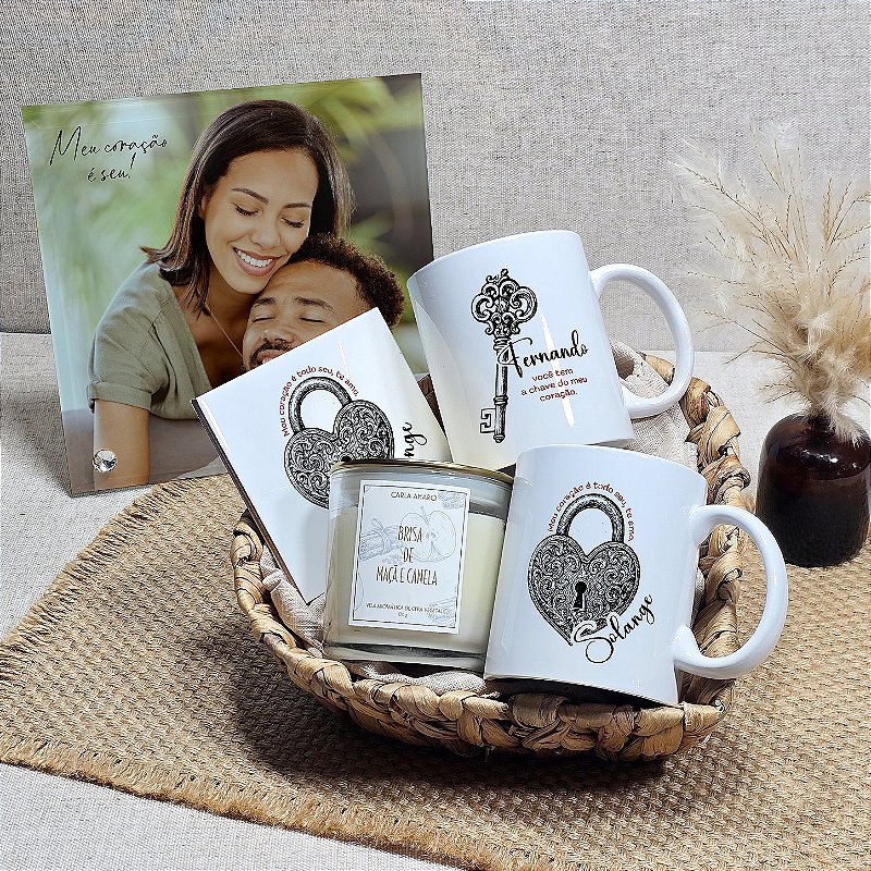 Duo Kit Celebração a Dois Premium | Porta-Retrato Foto Estampada no Vidro + Duo de Canecas + Vela Aromática Vegetal + Azulejo Decorativo em Cesta de Palha Taboa