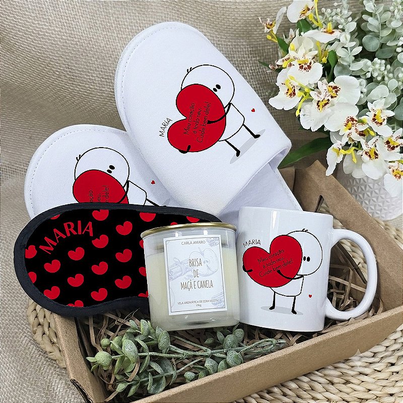 KIT STUDIO RELAX PREMIUM | CANECA BRANCA, PANTUFA, MÁSCARA DE DORMIR PERSONALIZADAS E VELA AROMÁTICA VEGETAL