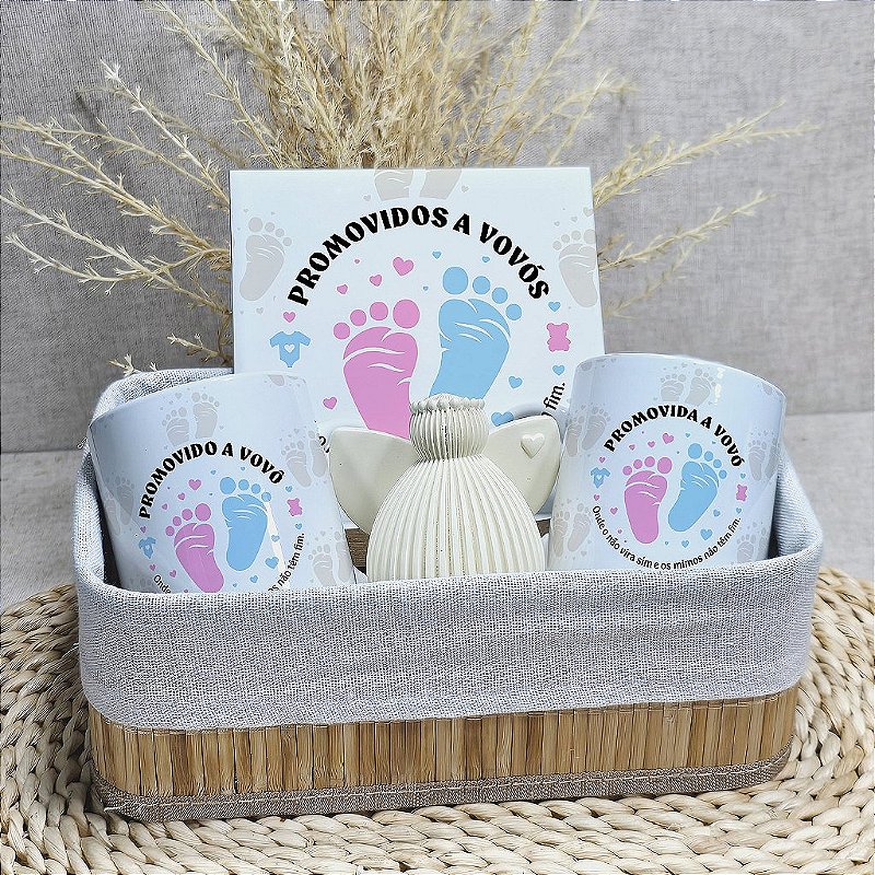 Kit Revelação de Gravidez Premium | Duo Canecas Alça Branca, Azulejo Fosco com Suporte MDF e Anjo Decorativo em Cesta de Bambu