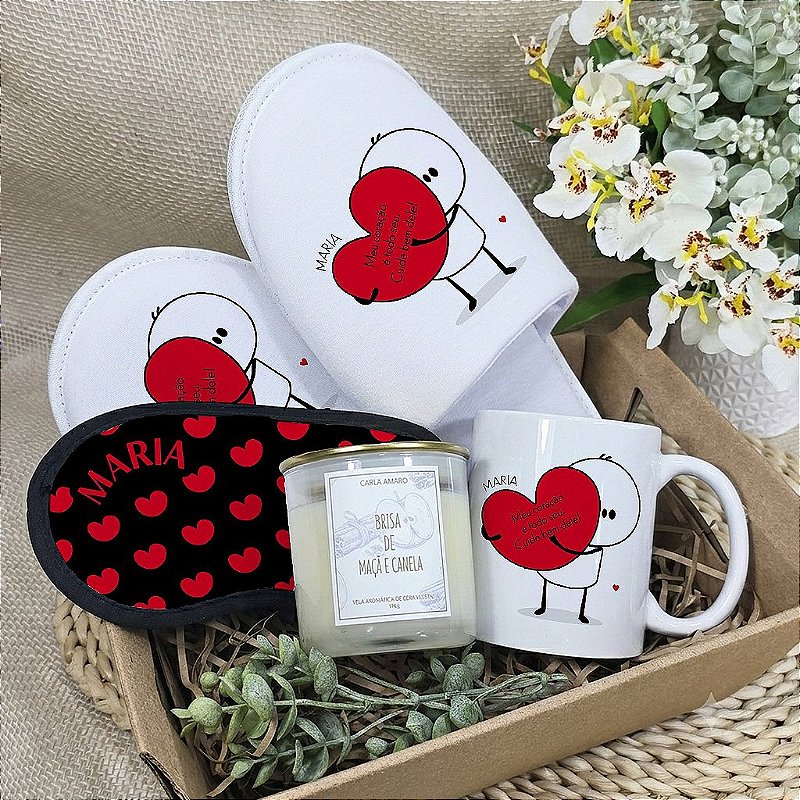 KIT STUDIO RELAX PREMIUM | CANECA BRANCA, PANTUFA, MÁSCARA DE DORMIR PERSONALIZADAS E VELA AROMÁTICA VEGETAL