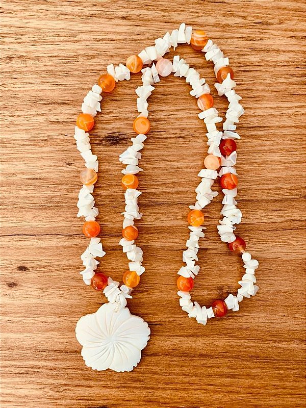 Colar com Ágata laranja e cascalho de madrepérola, e flor de madrepérola. Tam. 80 cm