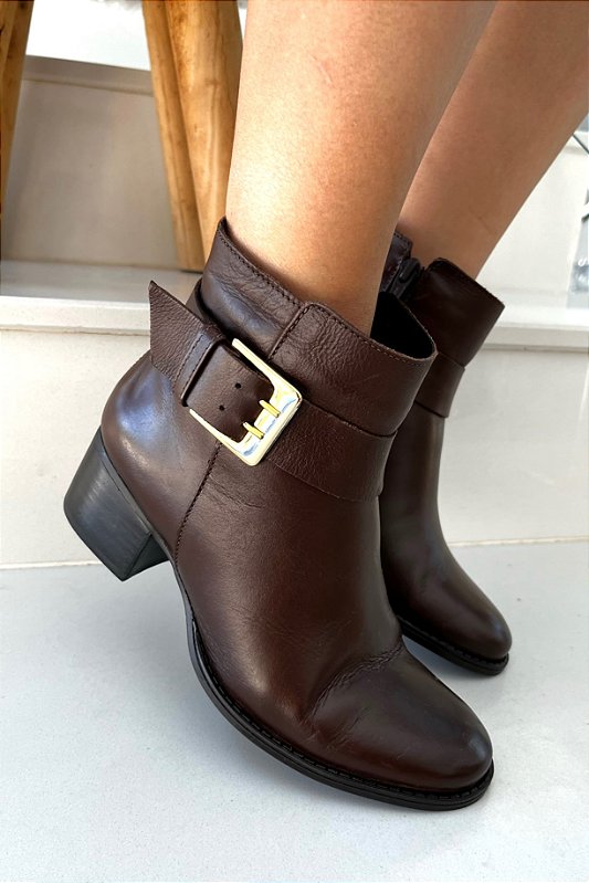 Bota Feminina Ankle Boot Couro Fivela Dourada Salto Baixo Solange - 21  Marrom - Kafifa Fashion - Sapatos femininos que você vai amar!