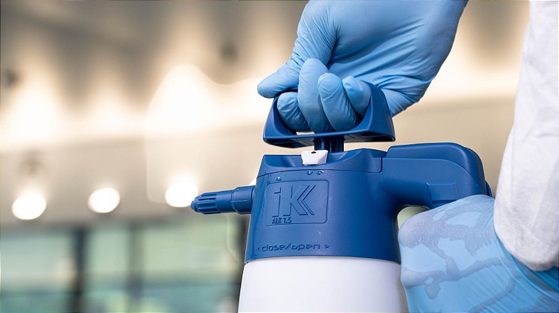 Pulverizador IK ALK 1,5 para limpeza profissional